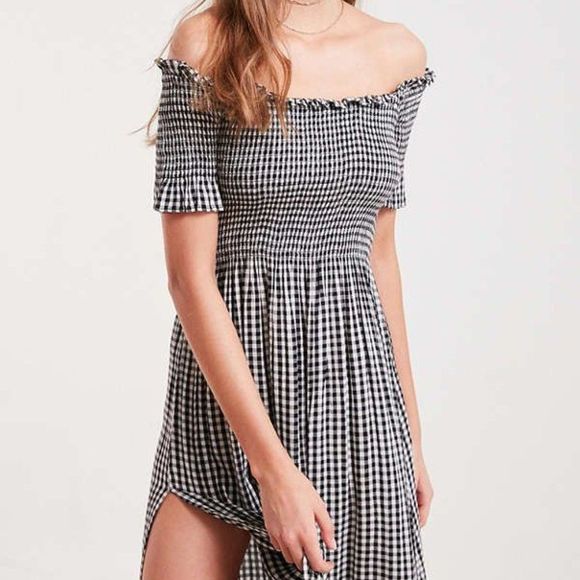 kimchi blue • smocked gingham off shoulder midi dress - Picture 2 of 8